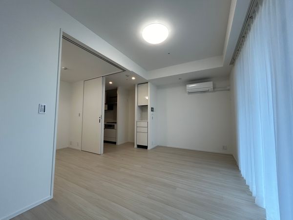WORLD TOWER RESIDENCE リビングダイニング約12.3帖。ピクチャーレール設置 WORLD TOWER RESIDENCE リビングダイニング約12.3帖。ピクチャーレール設置