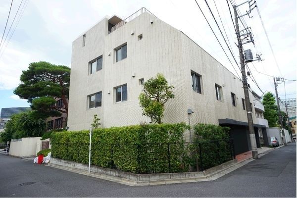 ManaHouse Minamiazabu 建物外観。総戸数3戸。 ManaHouse Minamiazabu 建物外観。総戸数3戸。