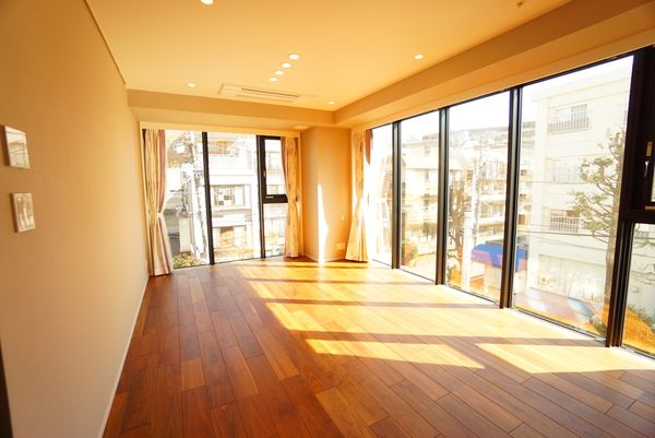 グランスイート広尾 LD約12.1帖南東・北東の2面採光、床暖房ございます。 グランスイート広尾 LD約12.1帖南東・北東の2面採光、床暖房ございます。