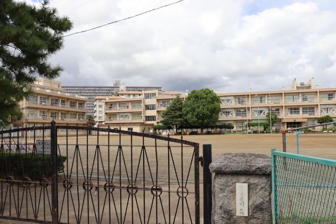 ファミール千葉公園 千葉市立院内小学校(約750m) ファミール千葉公園 千葉市立院内小学校(約750m)