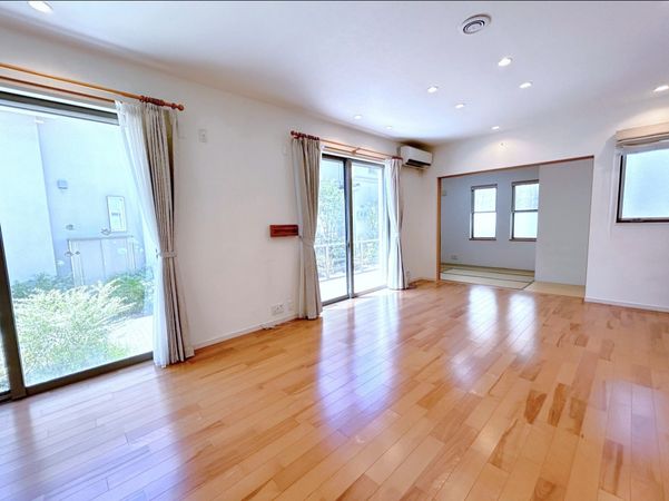 辻堂元町6丁目戸建 南向きで陽当りのよいリビング 辻堂元町6丁目戸建 南向きで陽当りのよいリビング
