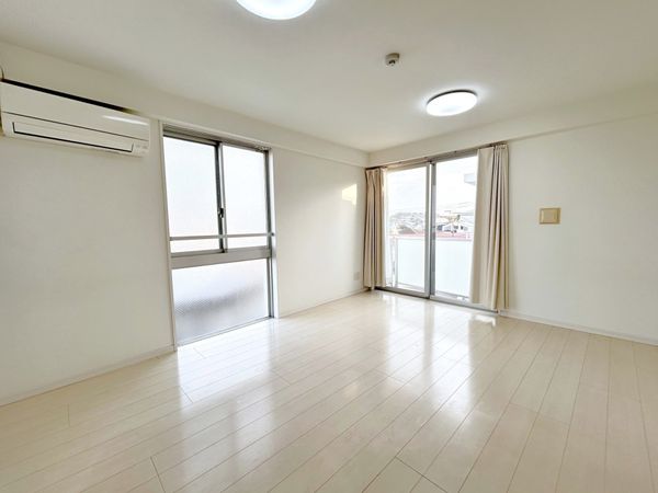 ブリーゼ由比ガ浜 2面採光の明るいLD※カーテン・照明器具は性能保証除外 ブリーゼ由比ガ浜 2面採光の明るいLD※カーテン・照明器具は性能保証除外