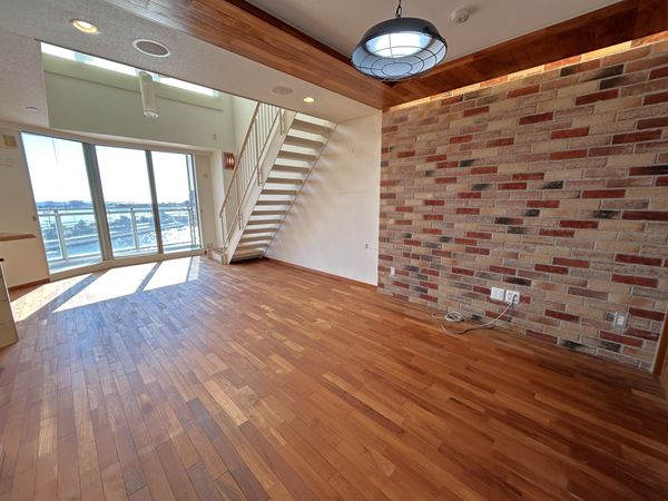 湘南江ノ島パーク・ホームズシーサイドレジデンス リビング約19.5帖(一部分がレンガ調の壁面仕様) 湘南江ノ島パーク・ホームズシーサイドレジデンス リビング約19.5帖(一部分がレンガ調の壁面仕様)