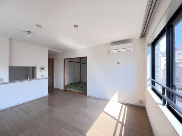 ステイツ二子玉川園 LDK(約14帖)南東・南西向き2面採光のお部屋です。 ステイツ二子玉川園 LDK(約14帖)南東・南西向き2面採光のお部屋です。