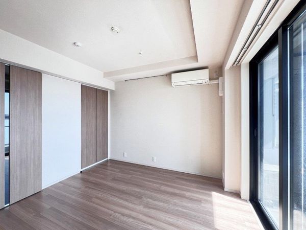 クロスエアタワー 洋室(約7.5帖)南西向きにつき明るいお部屋です。 クロスエアタワー 洋室(約7.5帖)南西向きにつき明るいお部屋です。