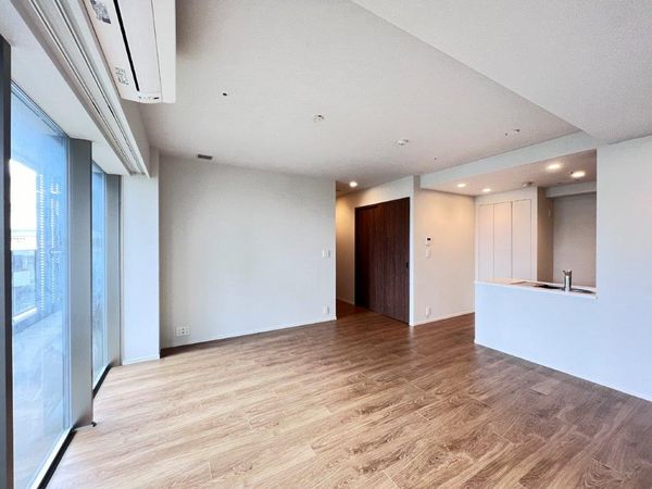 THE COURT 神宮外苑 LDK(約17.6帖)東向きのお部屋です。 THE COURT 神宮外苑 LDK(約17.6帖)東向きのお部屋です。