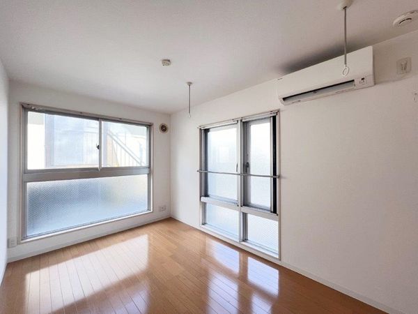 ミア カーサ下北沢 洋室(約6帖)2面採光につき明るいお部屋です。 ミア カーサ下北沢 洋室(約6帖)2面採光につき明るいお部屋です。