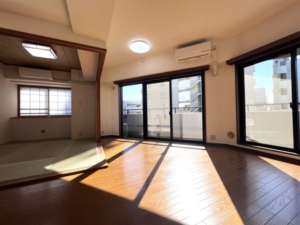 オリンポス代々木上原 リビングと和室は扉で仕切れます オリンポス代々木上原 リビングと和室は扉で仕切れます