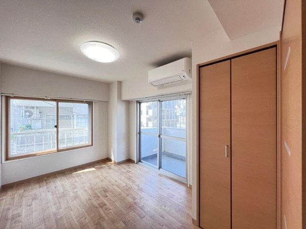 代々木ハビテーション 洋室(約6帖)2面採光につき明るいお部屋です。 代々木ハビテーション 洋室(約6帖)2面採光につき明るいお部屋です。