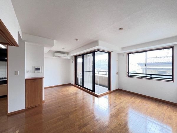 ライオンズマンション祐天寺 LDK(約18.9帖)L型窓があり明るいお部屋です。 ライオンズマンション祐天寺 LDK(約18.9帖)L型窓があり明るいお部屋です。