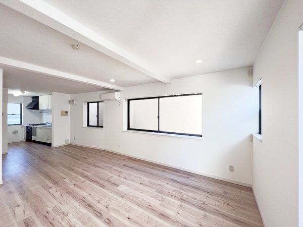 代々木5丁目戸建 LDK(約19.6帖)※ハウスクリーニング前の写真です。 代々木5丁目戸建 LDK(約19.6帖)※ハウスクリーニング前の写真です。