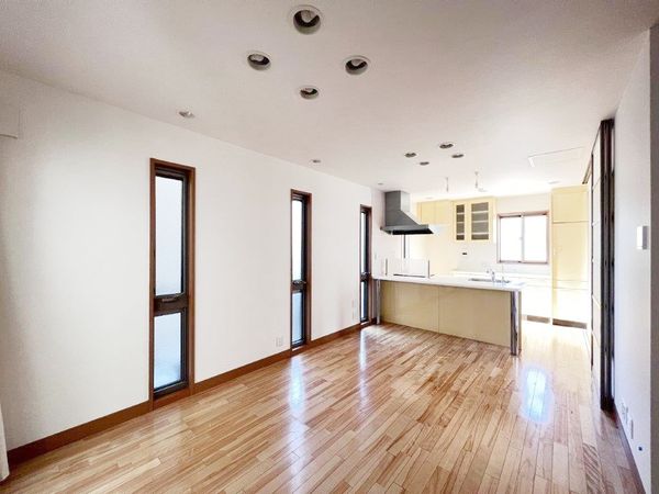 等々力5丁目K邸 LDK(約13.7帖)ハウスクリーニング前の写真です。 等々力5丁目K邸 LDK(約13.7帖)ハウスクリーニング前の写真です。