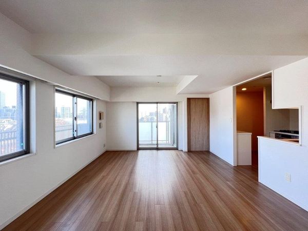 シャリエ三軒茶屋 LD(約12.7帖)2面採光につき明るいリビングです。 シャリエ三軒茶屋 LD(約12.7帖)2面採光につき明るいリビングです。