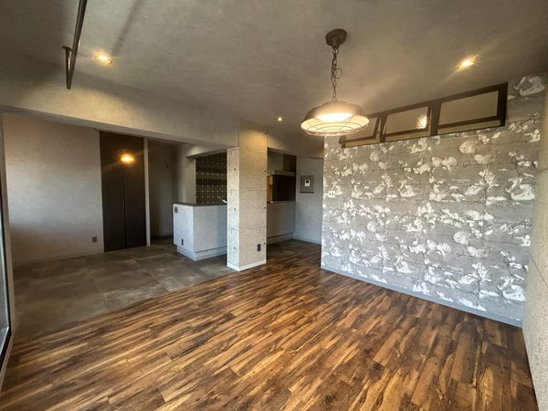 エメラルドグリーンヒルズⅠ デザインクロスと無垢材風のフローリングを施工 エメラルドグリーンヒルズⅠ デザインクロスと無垢材風のフローリングを施工