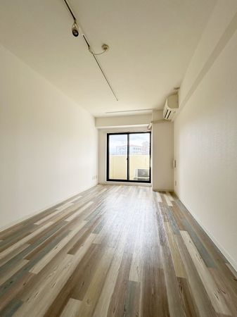 カーサ・デル・ソル 洋室(約10.5帖)広瀬川方向に向いたバルコニー付きの住戸♪ カーサ・デル・ソル 洋室(約10.5帖)広瀬川方向に向いたバルコニー付きの住戸♪