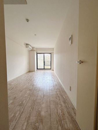 カーサ・デル・ソル 洋室(約10.5帖)広瀬川方向に向いたバルコニー付きの住戸♪ カーサ・デル・ソル 洋室(約10.5帖)広瀬川方向に向いたバルコニー付きの住戸♪