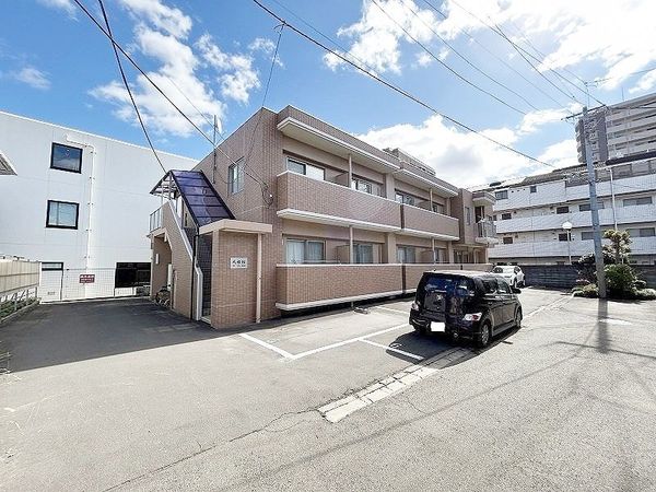 風雅館 マンション外観(手前の区画は敷地内駐車場です) 風雅館 マンション外観(手前の区画は敷地内駐車場です)