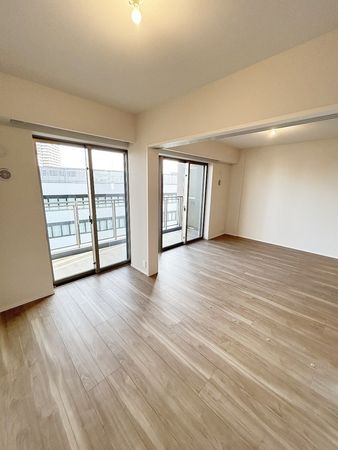 パークホームズ仙台中央 LD(約12.0帖)/洋室(約5.5帖)・南面バルコニー パークホームズ仙台中央 LD(約12.0帖)/洋室(約5.5帖)・南面バルコニー