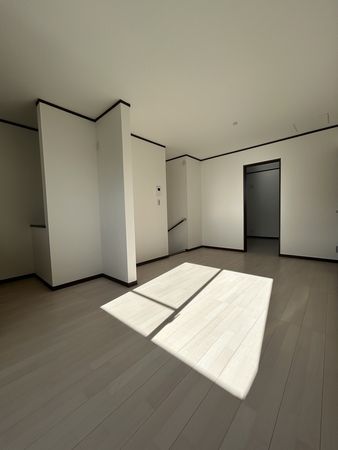 グリーンパーク南光台東 LDK(約9.7帖)※南向き・バルコニー付き グリーンパーク南光台東 LDK(約9.7帖)※南向き・バルコニー付き