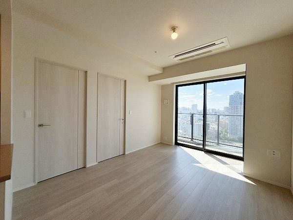MID TOWER GRAND リビングダイニング バルコニーからの隅田川を望む MID TOWER GRAND リビングダイニング バルコニーからの隅田川を望む