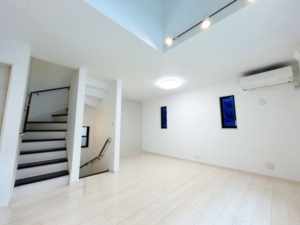 花咲町2丁目戸建 約16.3帖のリビング・ダイニング(上部吹抜あり) 花咲町2丁目戸建 約16.3帖のリビング・ダイニング(上部吹抜あり)