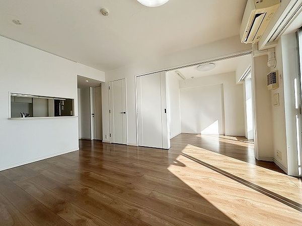 パークホームズ石神井町 LDK約14.3帖・奥洋室約4.5帖 ※照明器具は性能保証外 パークホームズ石神井町 LDK約14.3帖・奥洋室約4.5帖 ※照明器具は性能保証外