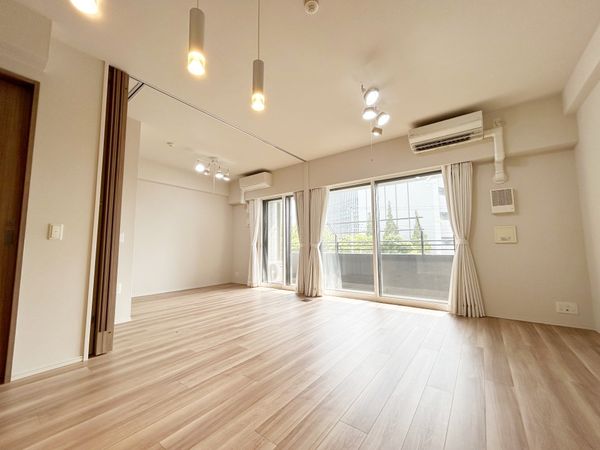 プラウド川崎柳町 生活のメインスペースとなるLDは、約11.7帖の広さです。 プラウド川崎柳町 生活のメインスペースとなるLDは、約11.7帖の広さです。