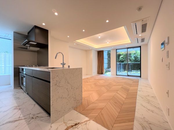 パークマンション鳥居坂 LDK約23.0帖(埋込式エアコン2基・床暖房) パークマンション鳥居坂 LDK約23.0帖(埋込式エアコン2基・床暖房)