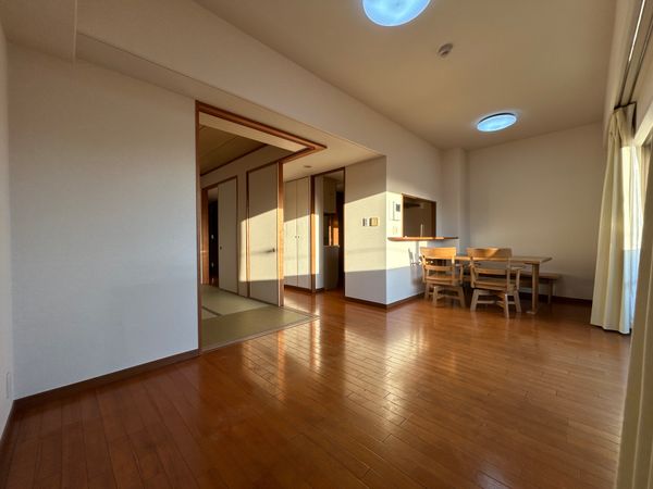 芦屋さくら通りパーク・ホームズ ダイニングテーブルとイスは撤去予定 芦屋さくら通りパーク・ホームズ ダイニングテーブルとイスは撤去予定