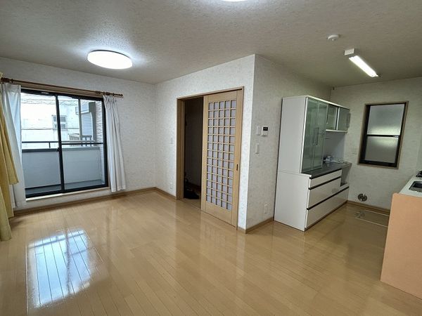 中原区小杉町2丁目戸建 2階リビング 約12.0帖※照明・カーテンは撤去予定 中原区小杉町2丁目戸建 2階リビング 約12.0帖※照明・カーテンは撤去予定