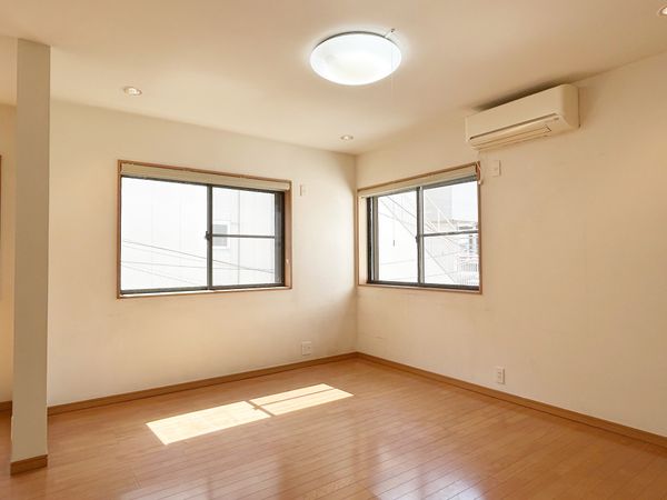 今井上町戸建 床暖房、エアコン設置済みのリビング ※照明器具は性能保証除外品・ロールカーテンは撤去予定です 今井上町戸建 床暖房、エアコン設置済みのリビング ※照明器具は性能保証除外品・ロールカーテンは撤去予定です
