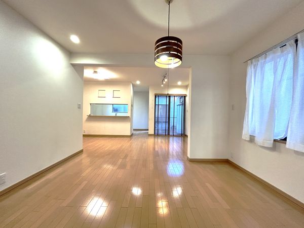 さいたま市大宮区土手町一丁目戸建 LDK約21.1帖(カーテン撤去予定、照明は性能保証除外) さいたま市大宮区土手町一丁目戸建 LDK約21.1帖(カーテン撤去予定、照明は性能保証除外)