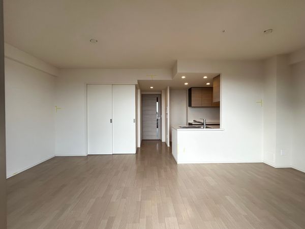 SHINTO CITY C棟 LDK+洋室仕切り開放時約20.5帖(クリーニング前) SHINTO CITY C棟 LDK+洋室仕切り開放時約20.5帖(クリーニング前)