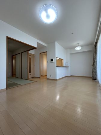 リーデンススクエアさいたま新都心クイントファース 和室間仕切り解放時約17.7帖、照明/カーテンは性能保証除外 リーデンススクエアさいたま新都心クイントファース 和室間仕切り解放時約17.7帖、照明/カーテンは性能保証除外