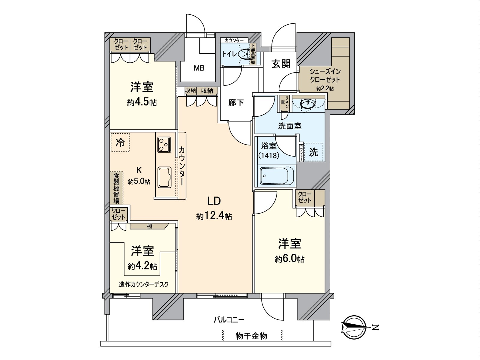 約2.2張塌塌米走入式鞋櫃以及室內到處正設有收納，能充分收藏衣服以及包。
