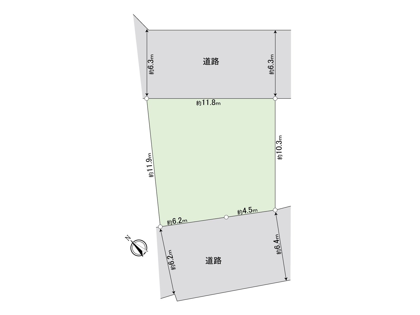 東北一側前面道路，幅員約6.3m，西南一側前面道路是幅員約6.4m。因為很充裕所以能把車順利拿進拿出。另外，能順利進行車之間的交錯的道路寬度被確保。