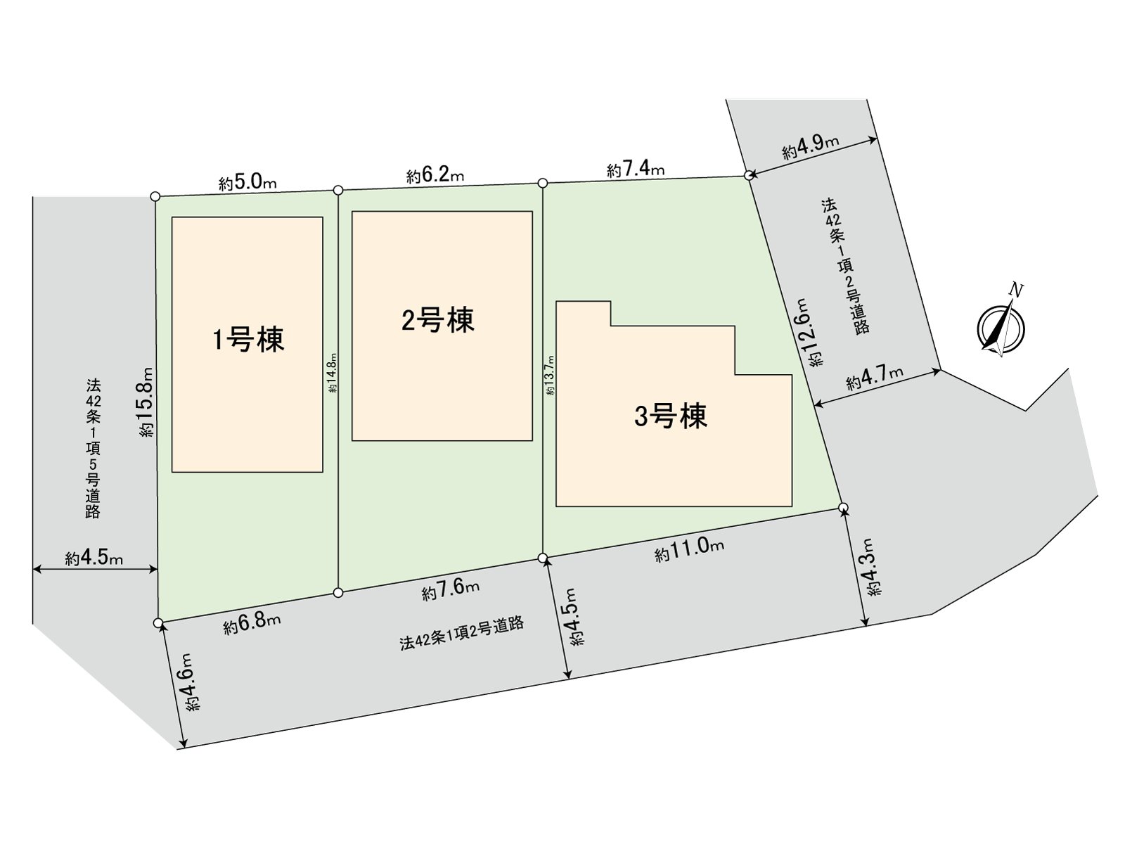 前面道路幅員是約4.3m～約4.9m。因為沒面向主要街道不比較在意車的引擎音所以而好像能渡過。為面向全棟，東南一側道路陽光充分灌。