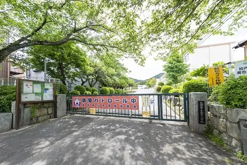 徒歩5分。