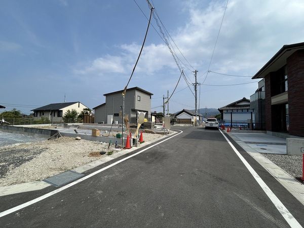 前面道路含む外観