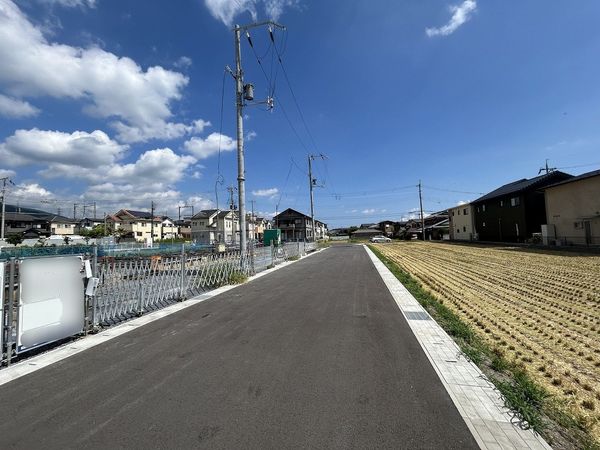 前面道路含む外観