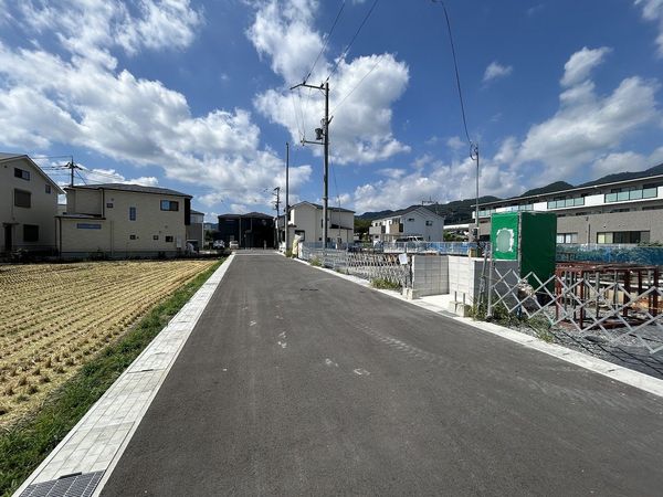 前面道路含む外観