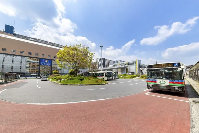 バス停「青山5丁目」まで停歩4分、バス乗車22分。