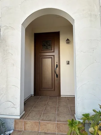 店舗部分と居住部分の玄関が分かれております。