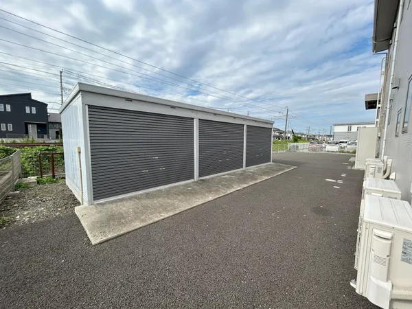 西側の倉庫外観を撮影