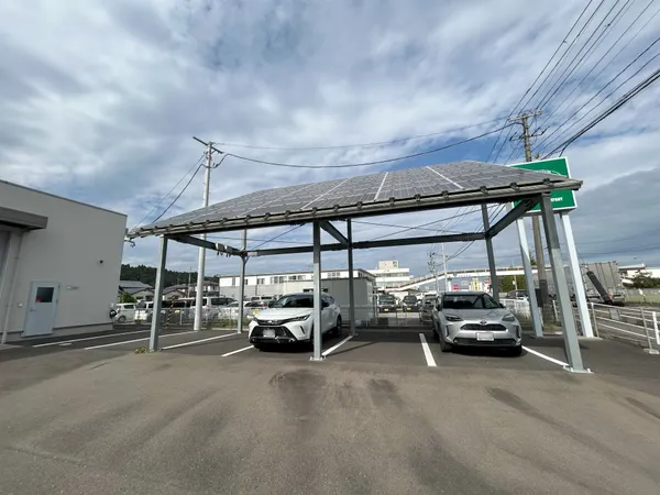 駐車場に設置のソーラーパネル