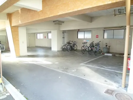 建物内の駐車場です。６台駐車可能です。収納物置もございます。