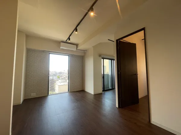 室内（玄関側から撮影）