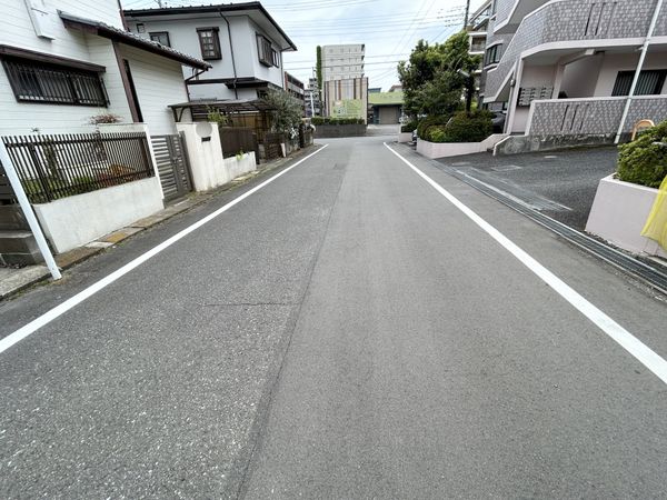 大和市つきみ野1丁目 古家付土地 前面道路含む外観 大和市つきみ野1丁目 古家付土地 前面道路含む外観