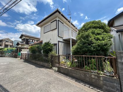 横浜市瀬谷区上瀬谷町 古家付土地 前面道路含む外観