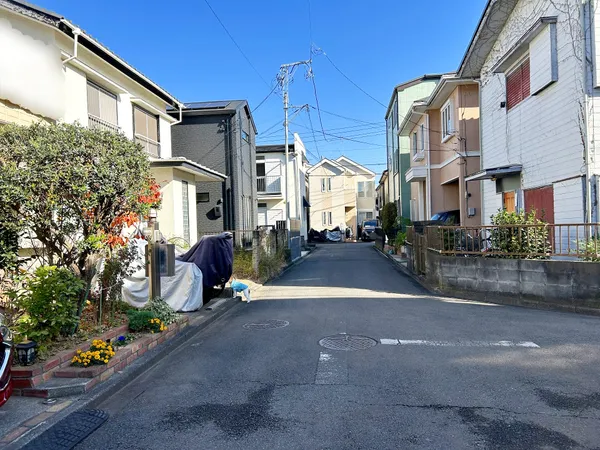 前面道路は交通量少なめで静かな環境